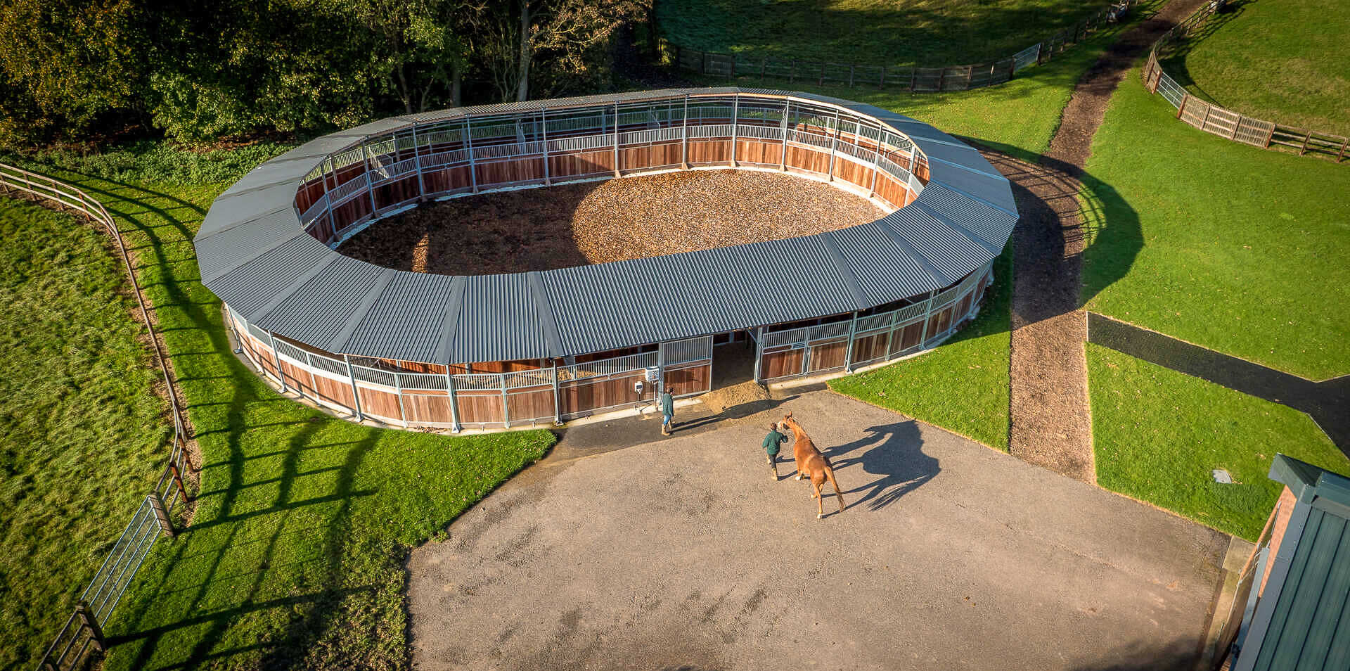Röwer & Rüb ovale Führanlage von oben, anthrazit Dach Pferd wird hineingeführt