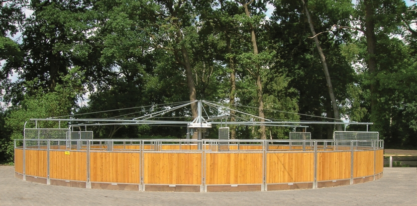 Modular horse walker without roof, extended for multiple horses