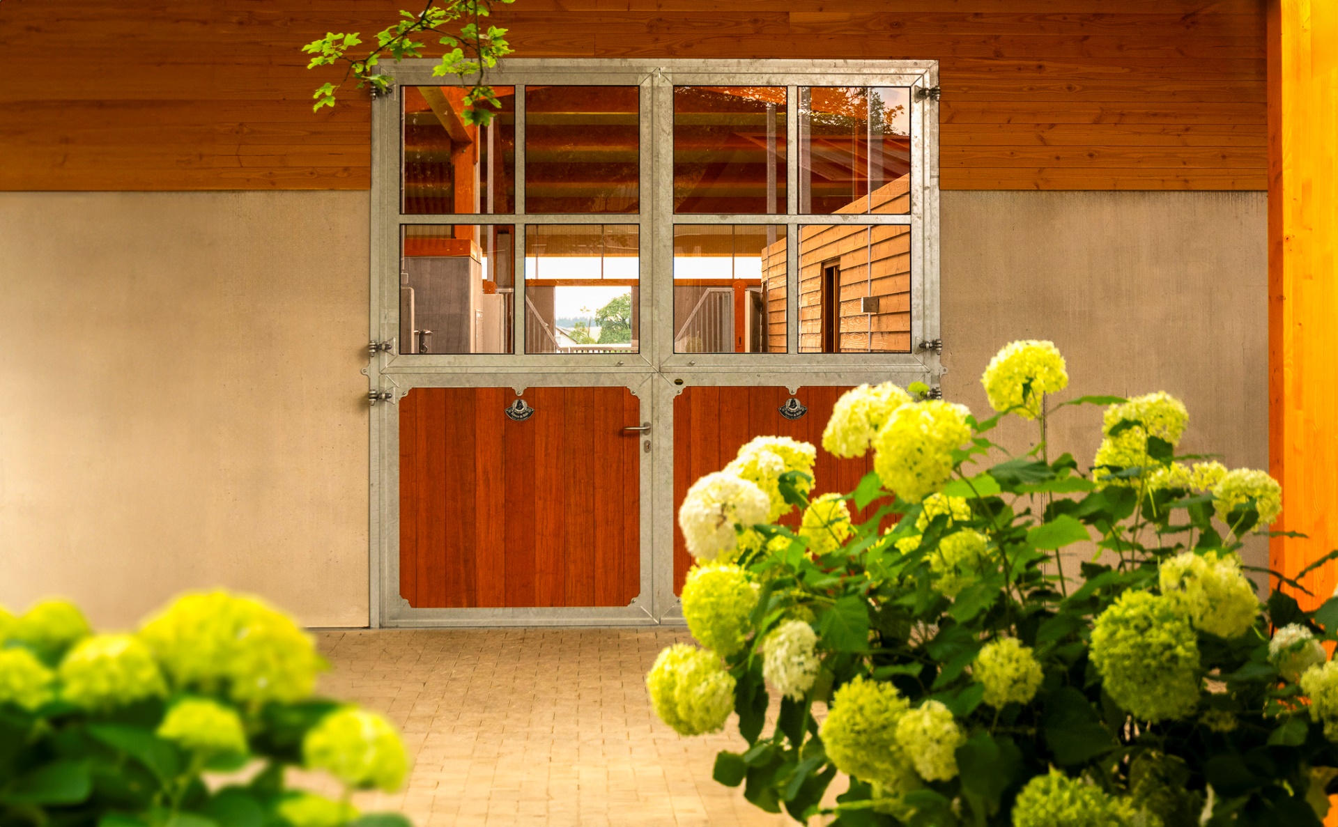 Flowers stand in front of the large gate of the Frese stable.