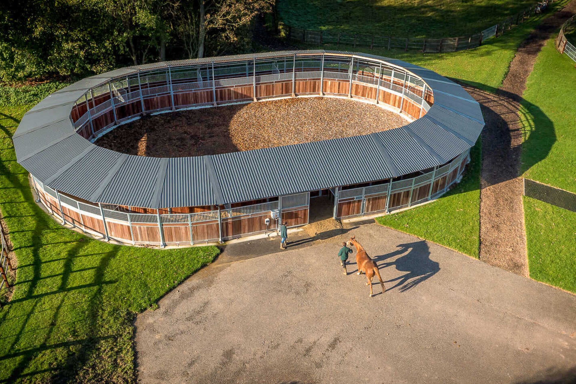 Röwer & Rüb ovale Führanlage von oben, anthrazit Dach Pferd wird hineingeführt