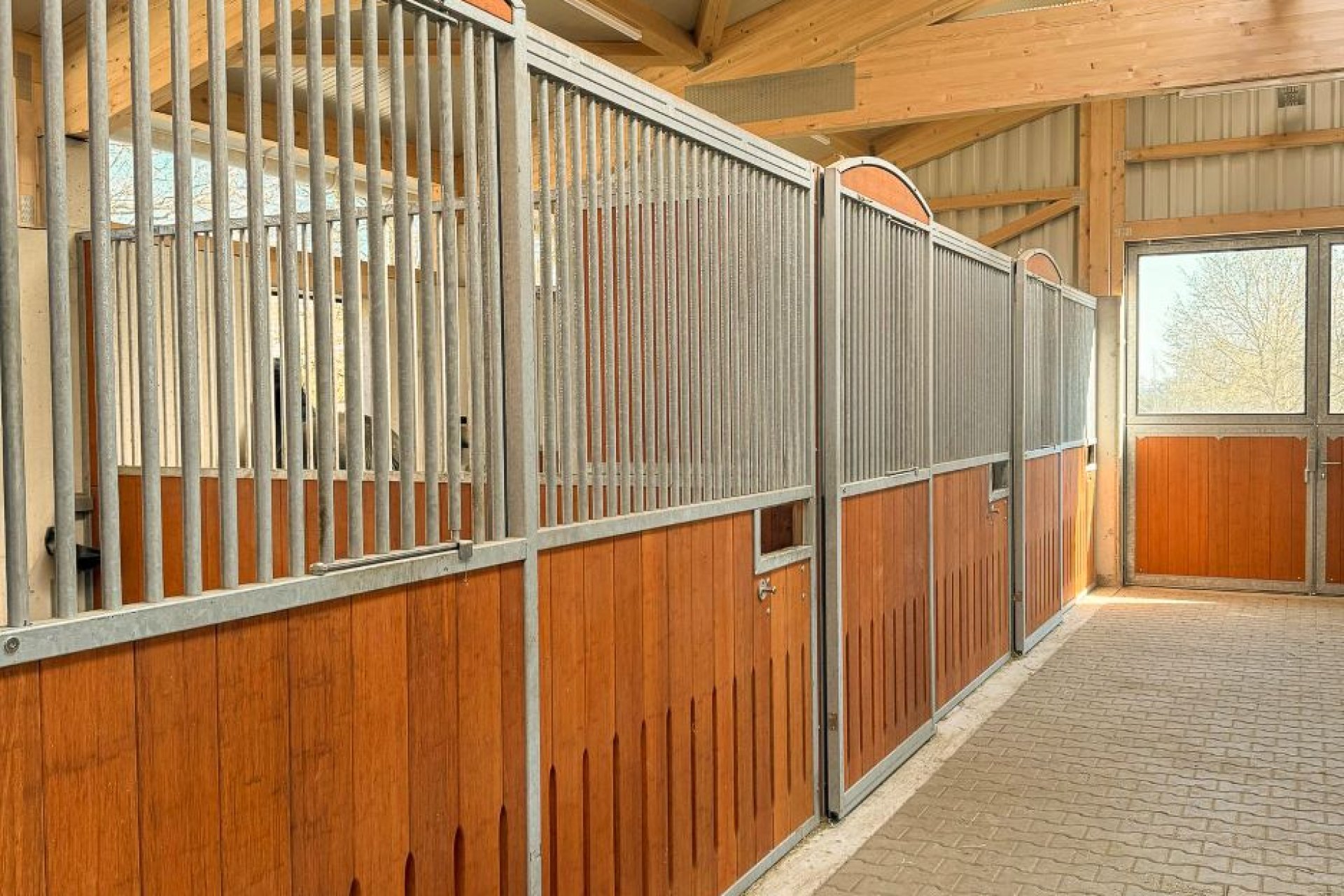 Modulare Pferdeboxen im Dressurstall Knoll – Röwer & Rüb Modulsystem für flexible Stalllösungen