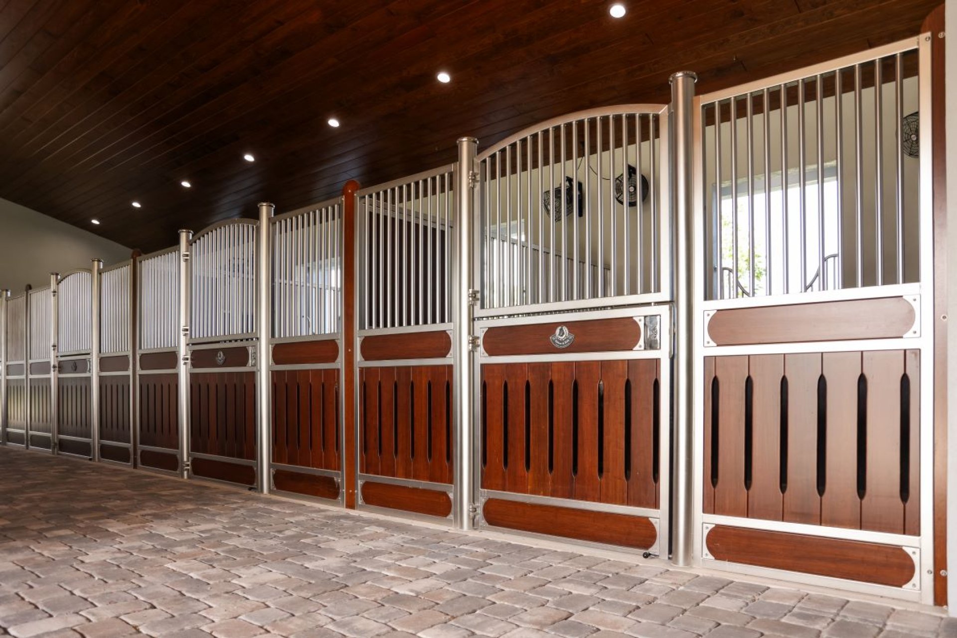 Boxes à chevaux de haute qualité à ROasis Riding Oasis avec une élégante construction en bambou et en acier inoxydable pour un confort et une sécurité optimaux.