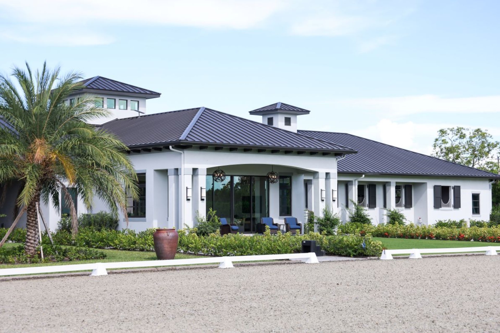 Moderne Reitanlage der ROasis Riding Oasis mit eleganter Architektur und gepflegter Umgebung.
