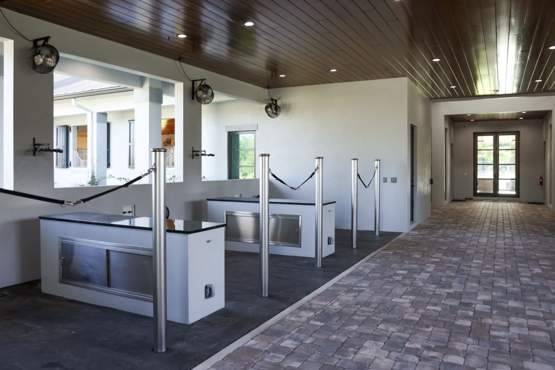 Zone de soins pour chevaux moderne à ROasis Riding Oasis avec stations de lavage et de préparation dans un espace ouvert et bien ventilé.