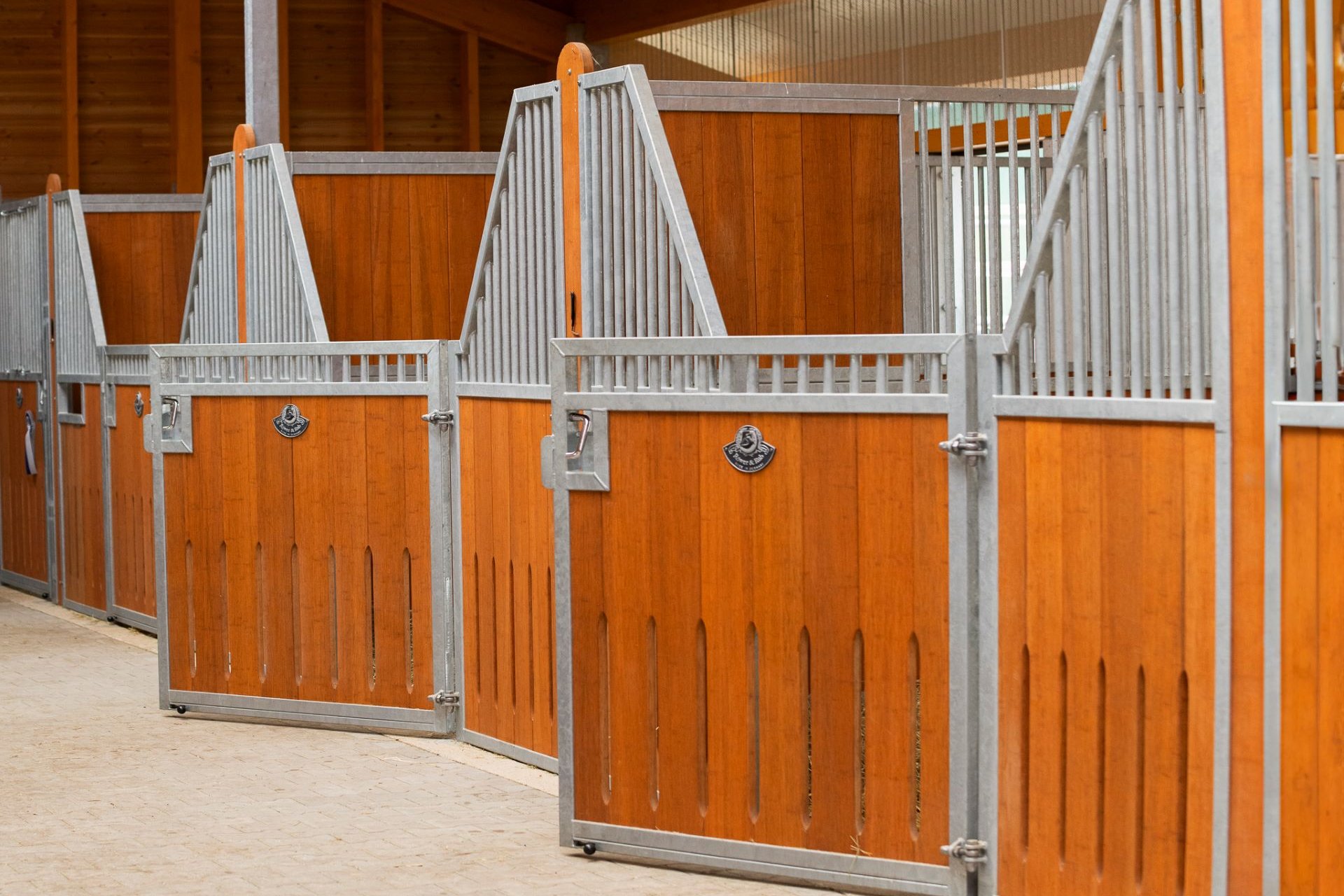 Mehrere geöffnete Pferdeboxen Pure der Stallanlage Frese.