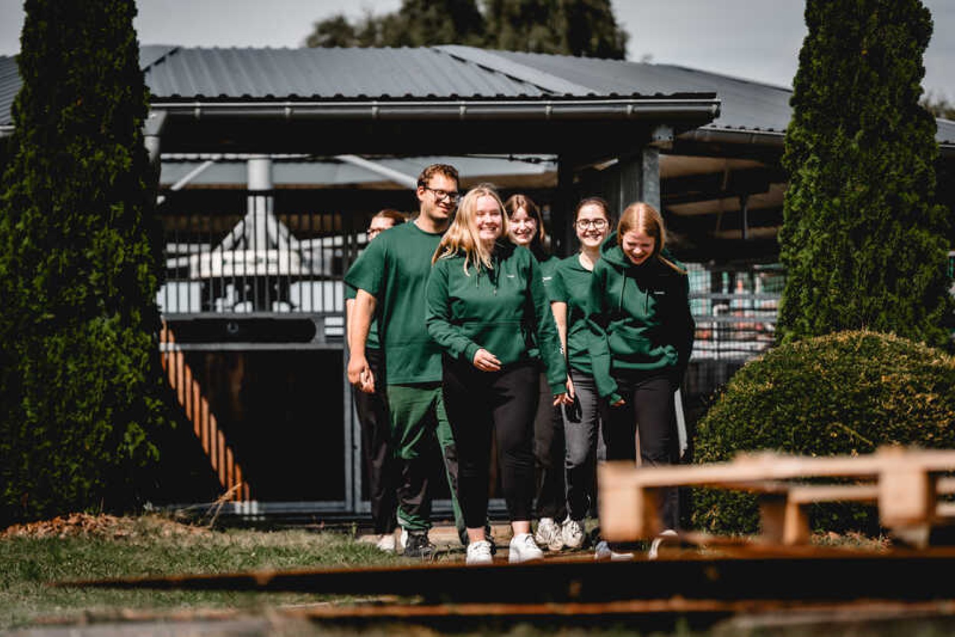 Auszubildende laufen durch den Musterpark