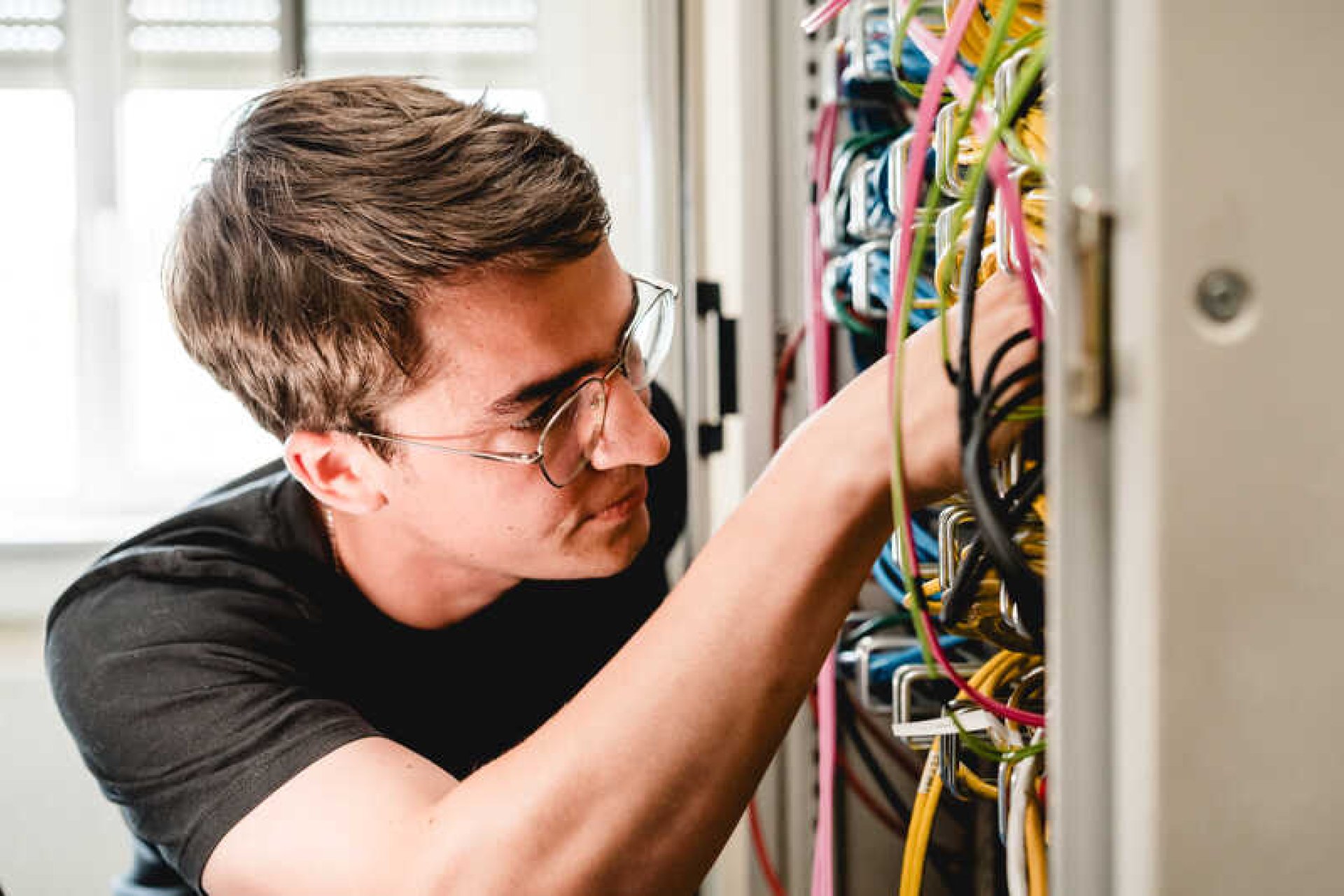 Mitarbeiter am Serverschrank