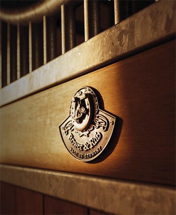 Röwer & Rüb Emblem angebracht an einer Boxenfront