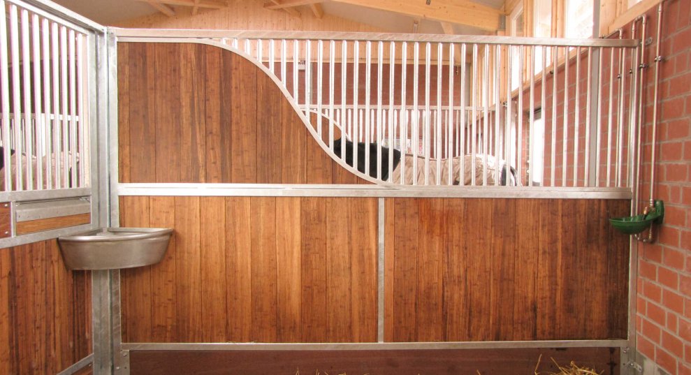 Röwer & Rüb Trennwände verzinkt mit geschwungener Sichtblende für ein ruhige Fütterung im Pferdestall