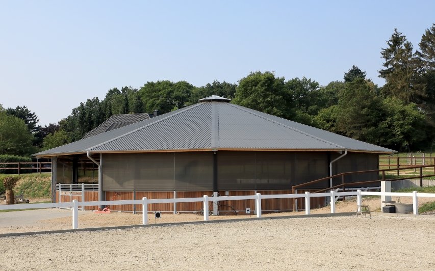 Führanlage mit kompletter Überdachung inkl. Wetterschutz und angebautem Außenbereich