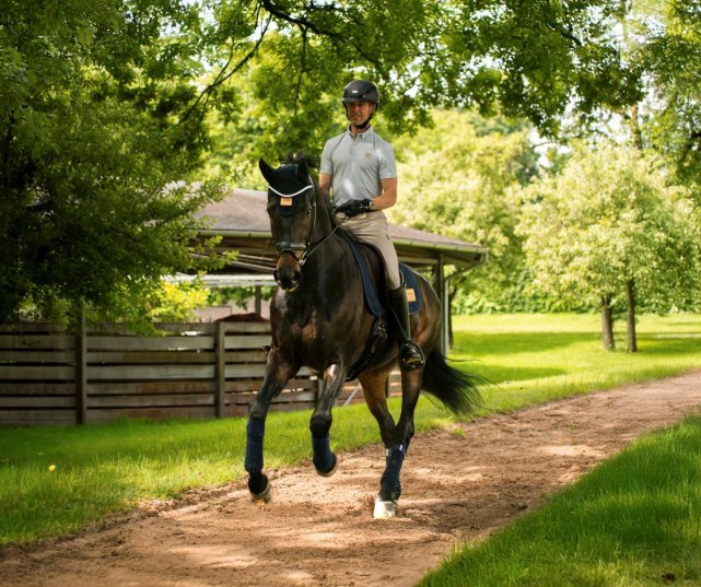 Benjamin is riding out in Aubenhausen, with a horse walker visible in the background