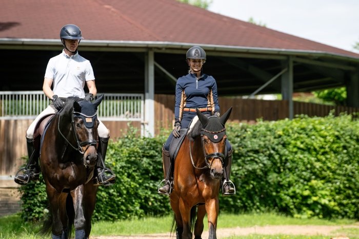 Jessica et Benjamin partent monter ensemble à Aubenhausen, avec un marcheur pour chevaux en arrière-plan