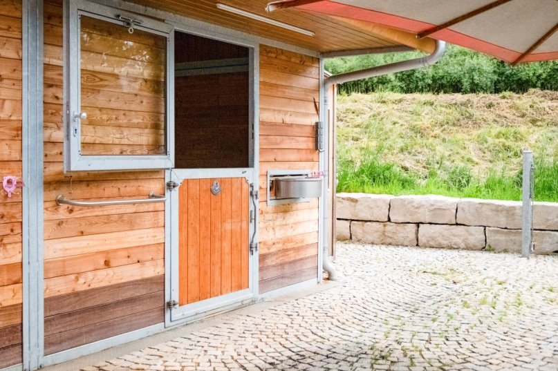 Horse stable with outside stable door in Aubenhausen