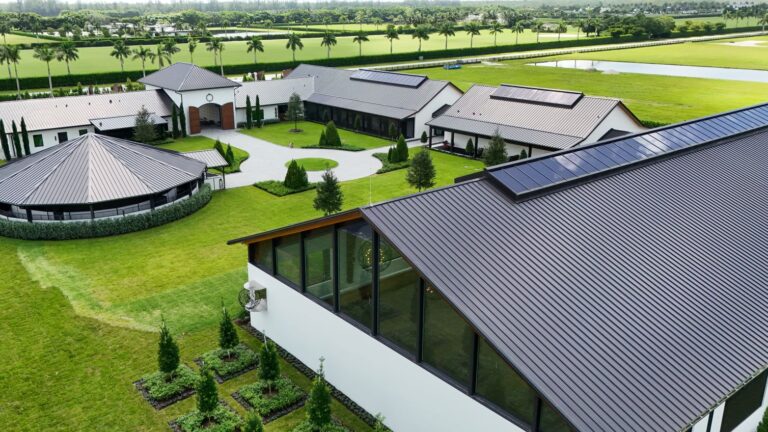 Luftaufnahme der 3 Graces Dressage Anlage mit modernen Stallgebäuden, gepflegtem Garten und umliegenden Trainingsplätzen