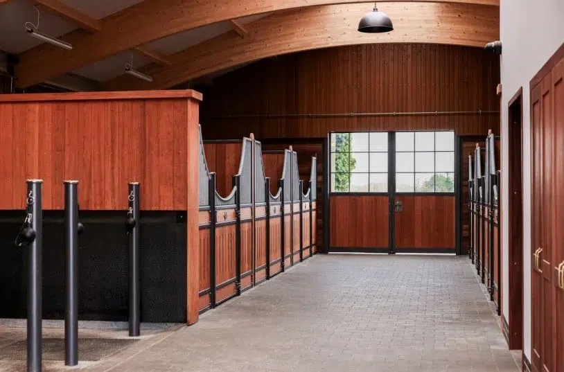stallgasse mit waschplatz