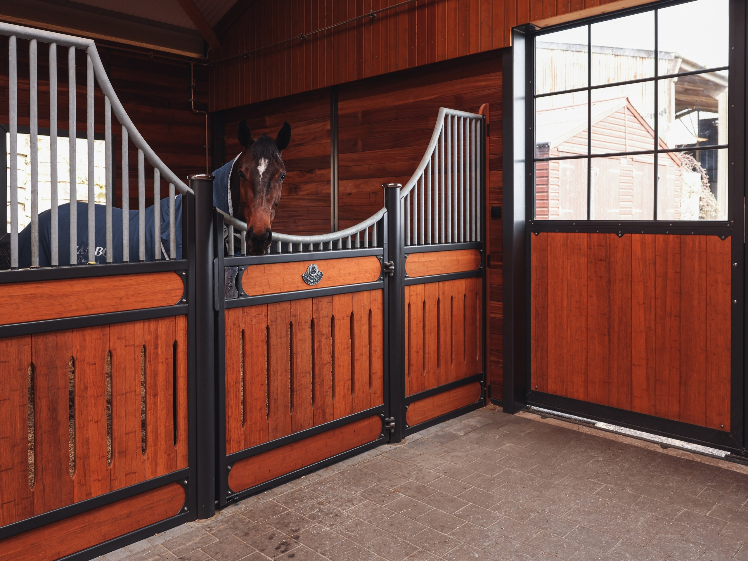 Pferdebox Bremen mit Pferd und Stalltor auf Hill Farm