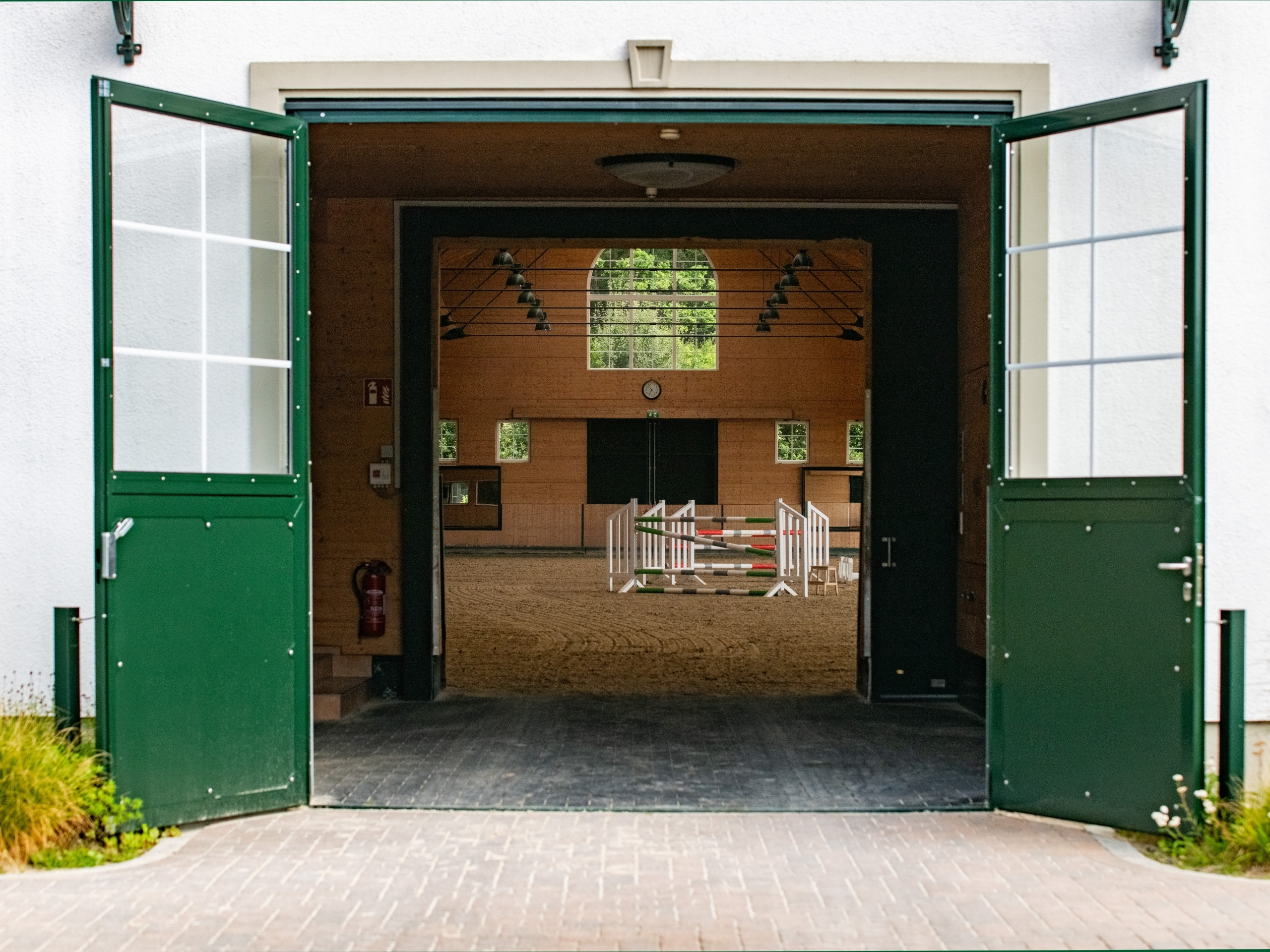 Offenes Stalltor im Hofgut Albführen mit Blick in die Reithalle
