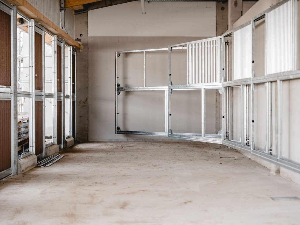 Schwenkbare Trennwände für die neue Stallanlage Aachen Weltmeisterschaft 2026