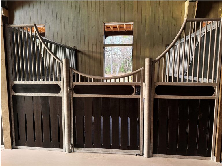Boxenfront Bremen in midnight black in einem Stall in South Carolina USA